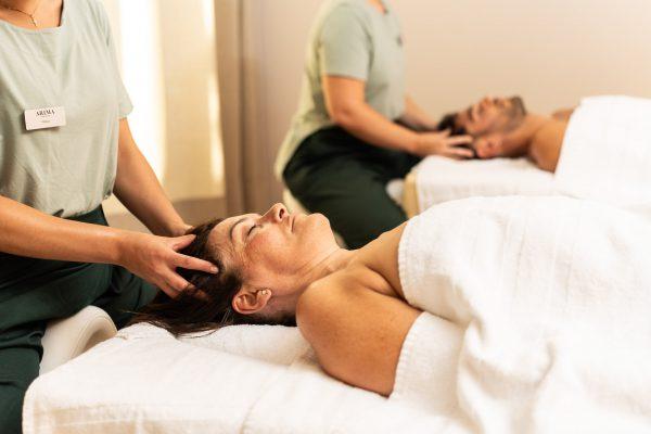 Pareja recibiendo un masaje craneal en el spa Foresta Wellness de ARIMA Hotel & Spa.