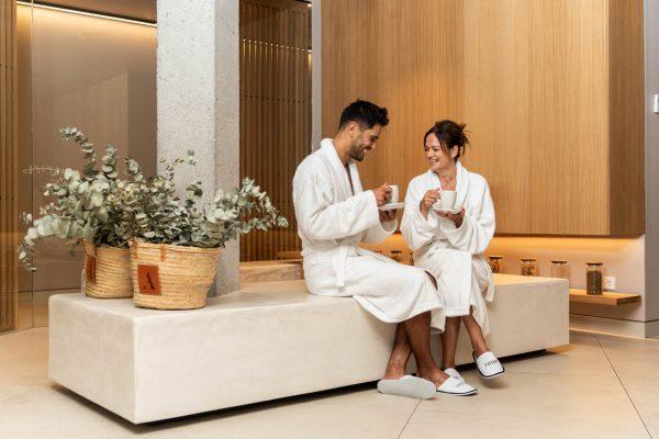 Pareja disfrutando de una bebida relajante en el spa Foresta Wellness de ARIMA Hotel & Spa.